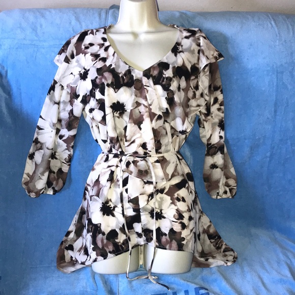 bobeau Tops - Bobeau brown and white v neck blouse 💕